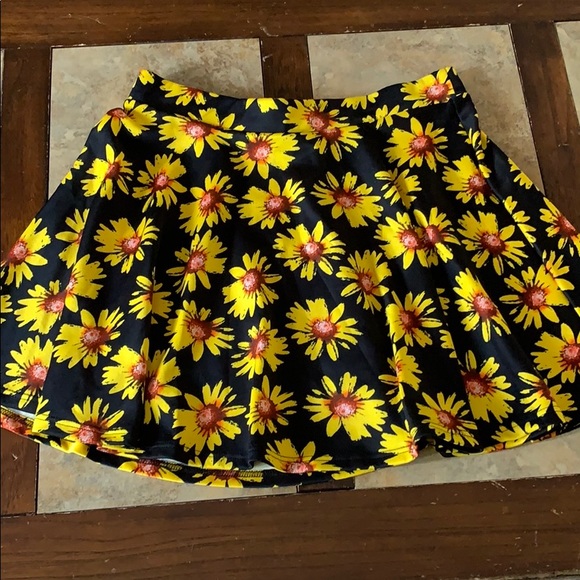 Toska Dresses & Skirts - 🎃10/$10 sale🎃 Sunflower Skirt